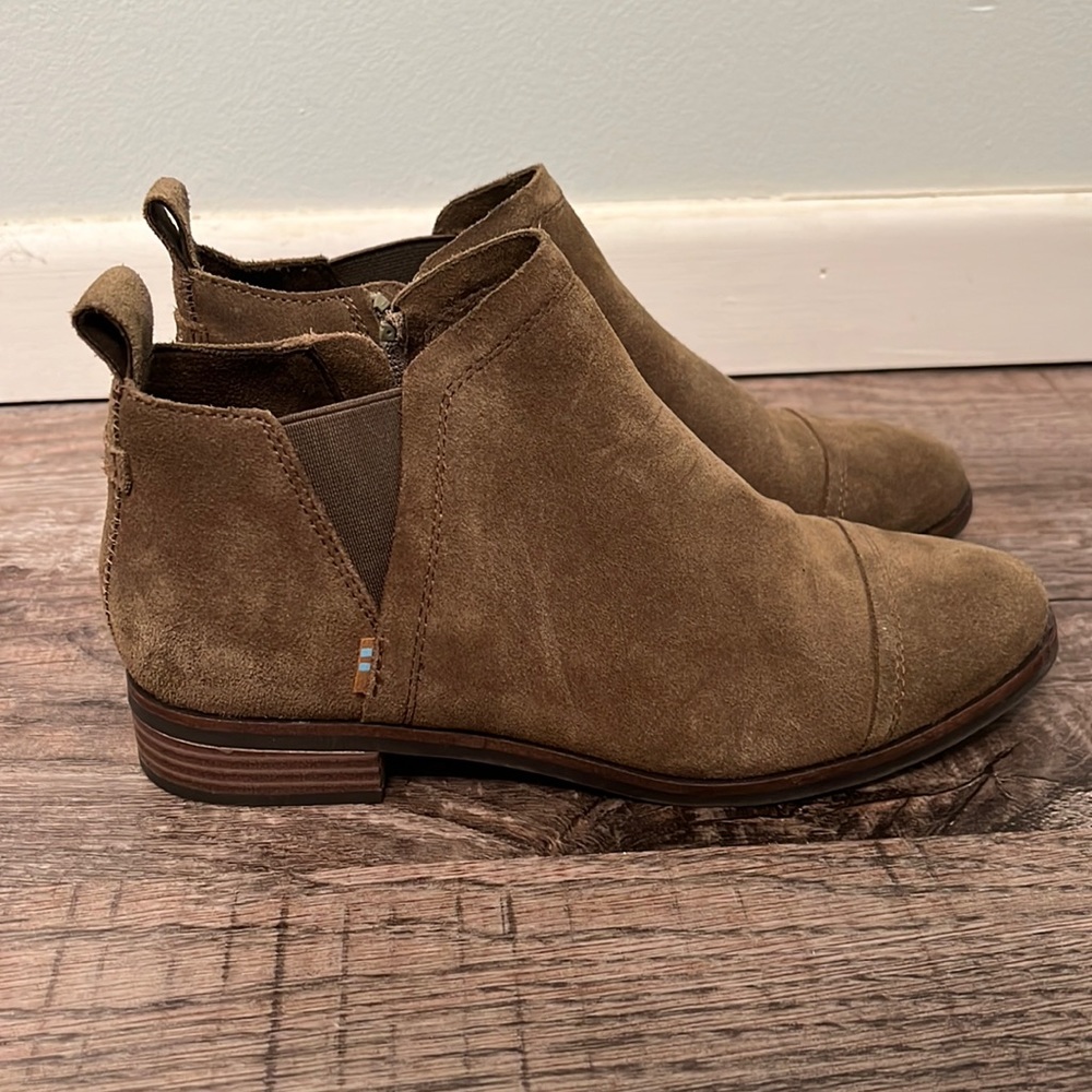 Size 7 TOMS booties